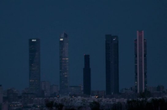 Anocheciendo en rascacielos de la ciudad de Madrid, 4 Torres business center