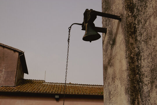Campana esterna al di fuori di una chiesa italiana