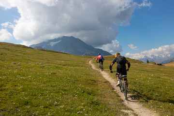 deux cyclistes en vélo tout terrain à la montagne en plein effort