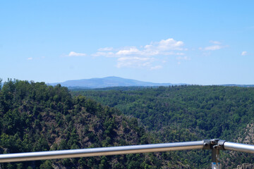 Fototapeta premium Blick zum Brocken Harz vom Hexentanzplatz Thale aus