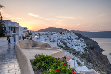 Sunset in Oia on the Greek island of Santorini - obrazy, fototapety, plakaty