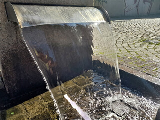 Kleiner Wasserfall in der Stadt