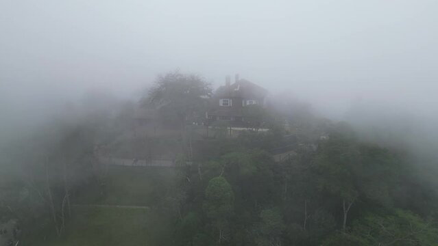 Vila Paranapiacaba Casas Inglesas Arquitetura Neblina N&eacute;voa Nuvens Casas Ruas Esta&ccedil;&atilde;o Ferrovi&aacute;ria Hist&oacute;ria Patrim&ocirc;nio Turismo Atmosf&eacute;rico Encantador S&atilde;o Paulo Enigm&aacute;tico Misterioso Paisagem Brasil