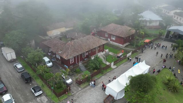 Vila Paranapiacaba Casas Inglesas Arquitetura Neblina N&eacute;voa Nuvens Casas Ruas Esta&ccedil;&atilde;o Ferrovi&aacute;ria Hist&oacute;ria Patrim&ocirc;nio Turismo Atmosf&eacute;rico Encantador S&atilde;o Paulo Enigm&aacute;tico Misterioso Paisagem Brasil