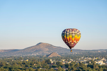 globo aerostático y pirámide en Teotihuacán