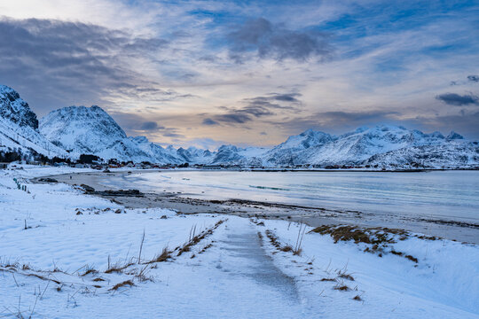 Weg der zum Strand von Ramberg f&uuml;hrt, Winter auf den Lofoten, Gebirge trifft auf Meer