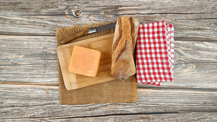 fromage : maroilles, en gros plan, sur une planche à découper - obrazy, fototapety, plakaty