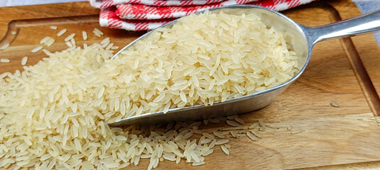 tas de riz blanc cru, en gros plan - 779931287