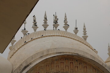 Carving details on the outer wall of Shri Ahilyeshwar Mandir, located in the Ahilya Devi Fort...