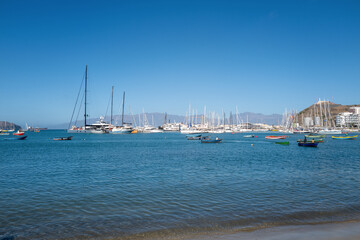 Fototapeta na wymiar vue du port de la ville de Mindelo sur l'île de Saint Vincent au Cap vert en Afrique occidentale