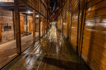 die regennassen Holzhäuser im alten Stadtteil Brygge, Bergen in Norwegen bei Regen, Spiegelung der...