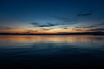 cores do céu do pôr do sol, refletindo na textura da agua da lagoa