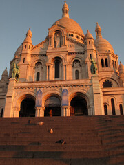 Fototapeta premium Basilique du Sacre-Coeur - Butte Montmartre - rue du Chevalier de la Barre - Paris - France