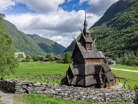 Blick auf die Stabkirche Borgund in Norwegen, wei&szlig;e Wolken auf blauem Himmel