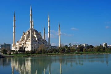 Fototapeta na wymiar Adana Sabancı Mosque and seyhan river landcape 