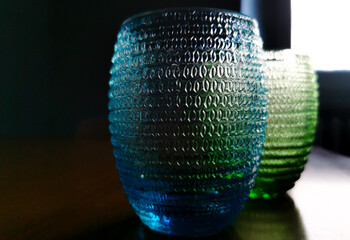 Superfici in vetro colorato e lavorato attraversate dalla luce, bicchieri 