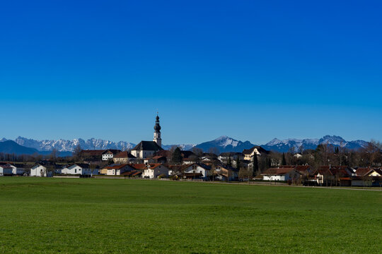 Das kleine Dorf Traunwalchen in Bayern am Morgen