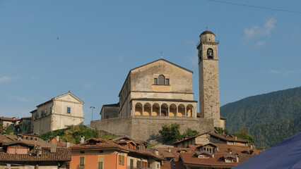 La chiesa di San Giorgio a Bagolino in provincia di Brescia, Lombardia, Italia. - obrazy, fototapety, plakaty