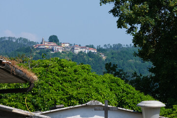 Il villaggio di Cornice visto da Borghetto di Bara in provincia di La Spezia, Liguria, Italia. - obrazy, fototapety, plakaty