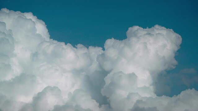 春の青空と大きな白い雲