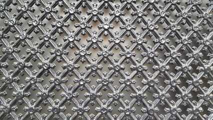 Metall Wand mit floralem Muster. Hintergrund Farbe Silber