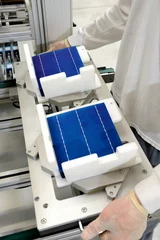 Fotobehang Chaine de production de cellules photovoltaïques pour panneaux solaires dans une usine française © S. Leitenberger