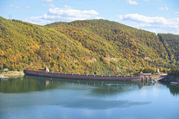 Fototapeta na wymiar Die Edersee-Staumauer in Hessen - ein Gigant der Nutzung erneuerbarer Energie durch Wasserkraft in Deutschland. 