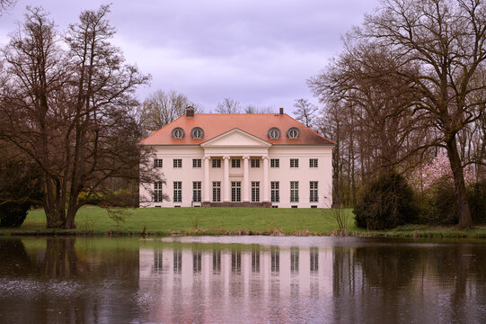 Parkanlage "Gesundbrunnen" mit Schl&ouml;sschen Sch&ouml;nburg in der Stadt Hofgeismar im nordhessischen Landkreis Kassel