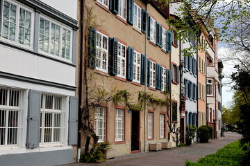 Hausfassaden am Rheinufer in Basel - obrazy, fototapety, plakaty
