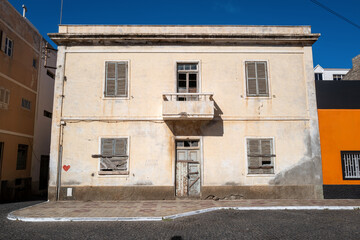 un vieux bâtiment dans la ville de Mindelo sur l'île de Saint Vincent au Cap Vert en Afrique occidentale