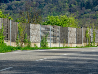 Lärmschutzwand an einer Bundesstrasse