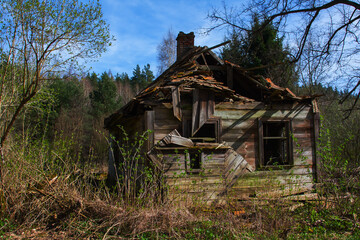 The old abandoned wooden house has been destroyed, a good time passed away - 780040084