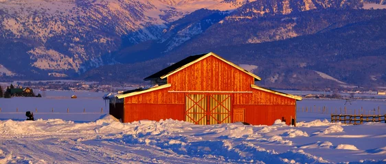 Papier Peint photo Chaîne Teton Teton Mountain Range Idaho Side Red Barn in Winter Blue Sky and Forest