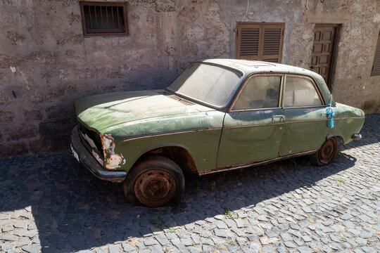 ancienne voiture color&eacute;e dans une rue de la ville de Mindelo sur l'&icirc;le de Saint Vincent au Cap Vert en Afrique occidentale