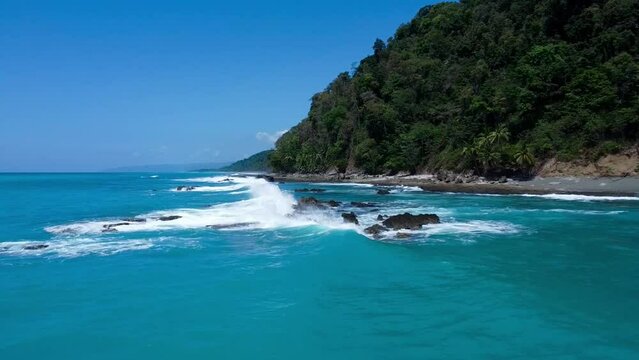Costa Rica where the jungle mmets the sea 