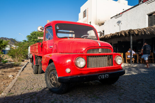 ancien camion color&eacute; dans une rue de la ville de Mindelo sur l'&icirc;le de Saint Vincent au Cap Vert en Afrique occidentale