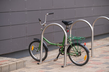 Obraz premium an old folding bicycle is parked