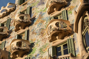 Casa Batlló, Wohn- und Geschäftshaus nach einem Entwurf von Antoni Gaudí am Passeig de Gràcia, Barcelona, Spanien - obrazy, fototapety, plakaty