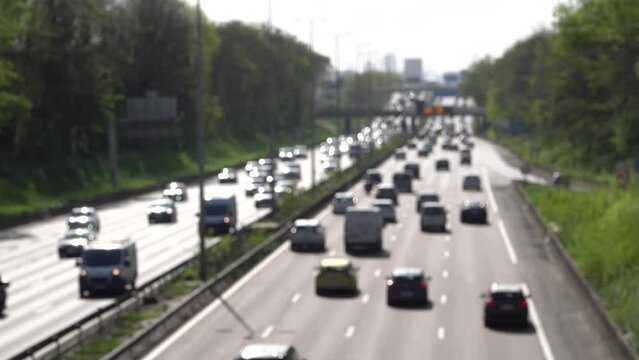 Vue floue a&eacute;rienne sur une autoroute avec circulation de v&eacute;hicules