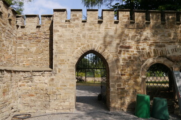 Mauer mit Zinnen und Tor am Schloss Mansfeld