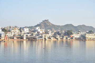 Fototapeta na wymiar Panoramic image of Pushkar Sarovar Lake, sacred pilgrimage for Hinduism in India