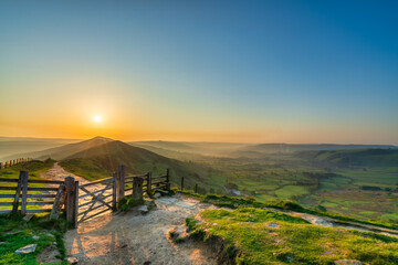 The Great Ridge at sunrise, Mam Tor hill. Peak District - 780134415