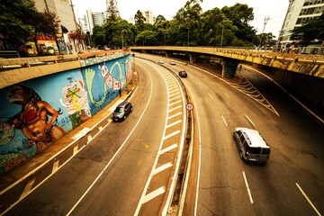 Avenida, viaduto e trefego de carros na cidade de São Paulo. 