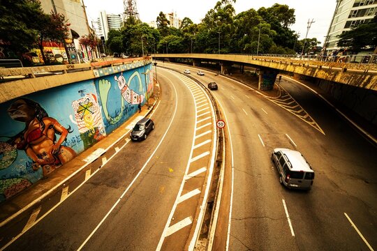 Avenida, viaduto e trefego de carros na cidade de S&atilde;o Paulo. 