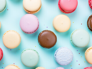 Obraz premium Top view showcases macarons on pastel blue background