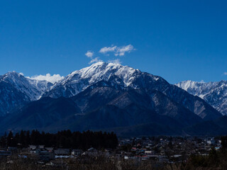 北アルプス蓮華岳と大町市街　遠景