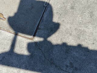 shadow of a light post,sombra de un poste de luz
