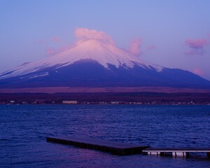 朝焼けに染まった美しい世界遺産富士山　山中湖