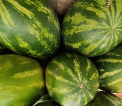 : watermelon on the market, sandia en el mercado