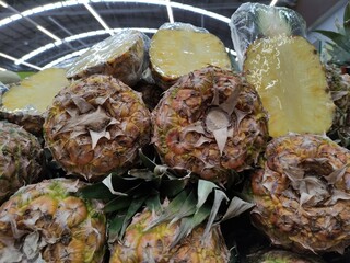 Small ripe yellow pineapples sold in the market,Las Pequeñas piñas amarillas maduras vendidas en el mercado,